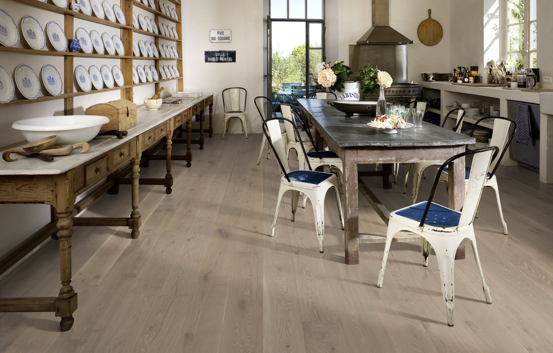 Паркетная доска Kahrs Новая классика Дуб Серый Nouveau Gray 151NAYEKD1KW240 Lively 2420×187×15 фото в интерьере Паркетная доска Kahrs Новая классика Дуб Серый Nouveau Gray 151NAYEKD1KW240 Lively 2420×187×15 фото в интерьере